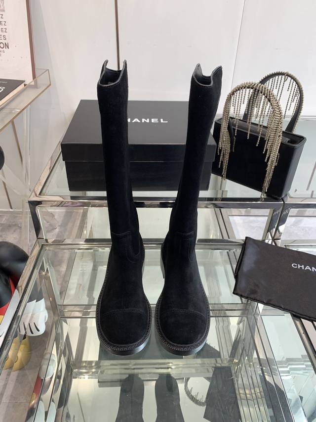 Chanel 香奈儿 24Ss秋冬新款 骑士靴 这字母骑士靴真的是帅气时尚的代表，靴筒口双c电绣logo 低调不失奢华！简约时尚个性又大气！自然流畅的美感，有种